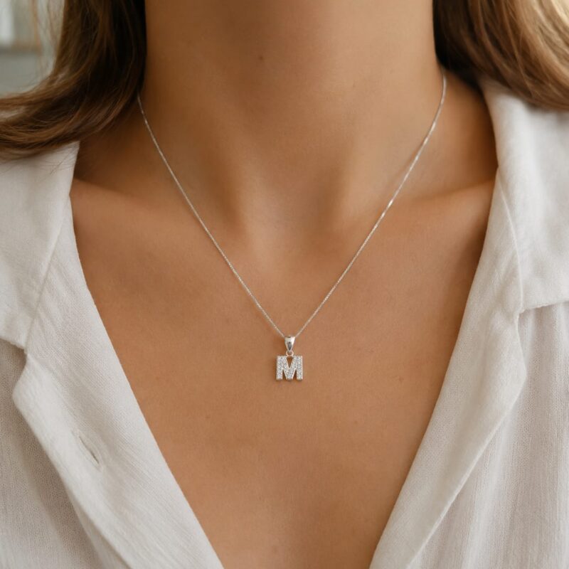 Collar Inicial con Cubic